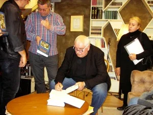 Сладка работа – раздаване на автографи, за които се вижда, че чакат проф. Михаил Мелтев и Владимир Трифонов 