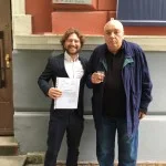 Интервюиращ и интервюиран – д-р Росен Спасов (вляво) и д.н. Петър Кърджилов пред сградата на Института за изследване на изкуствата в София